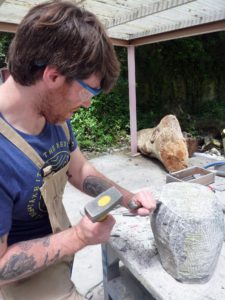 Alfons Gil treballant amb pedra